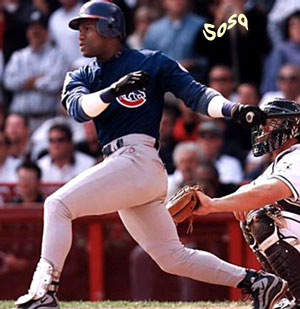 A lo largo de 1998, el bateador dominicano Sammy Sosa mantuvo un enconado duelo (que finalmente perdi) con el estadounidense Mark McGwire por batir el rcord de home runs conseguidos en una misma temporada. La imagen muestra el momento en que Sosa lograba su home run nmero 65 del ao durante el partido que enfrent (el 23 de septiembre de 1998, en el County Stadium de Milwaukee) a su equipo, los Chicago Cubs, con los Milwaukee Brewers.